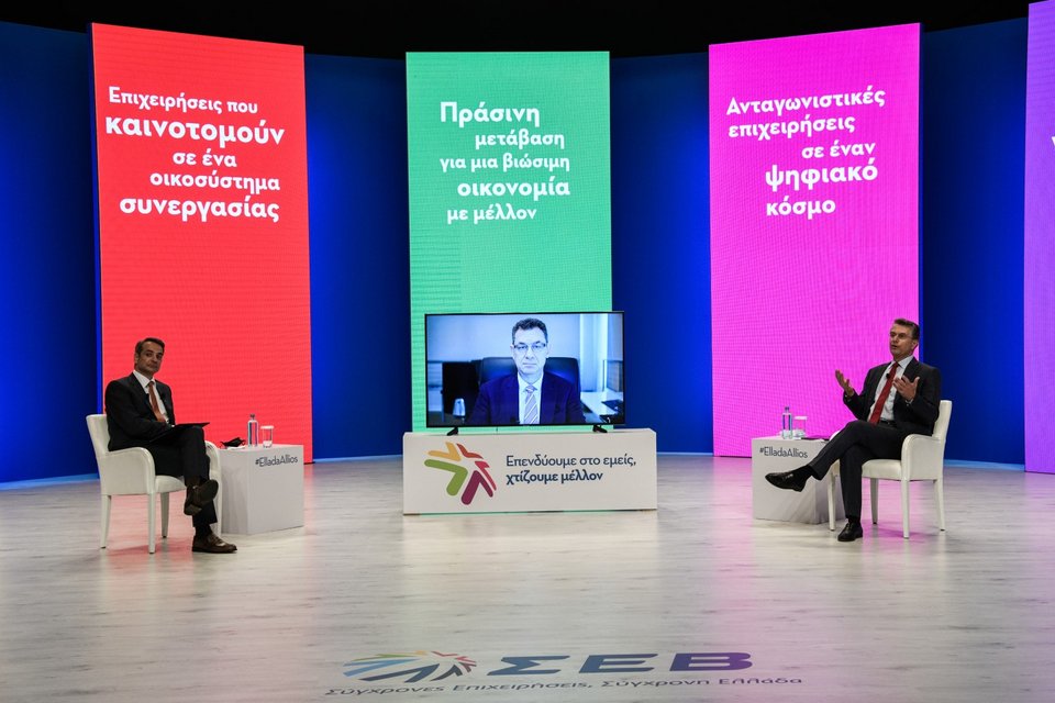 Ο Κυριάκος Μητσοτάκης με τον Αλμπερτ Μπουρλά και τον πρόεδρο του ΣΕΒ, Δημήτρη Παπαλεξόπουλο / Φωτογραφία: EUROKINISSI/ΜΙΧΑΛΗΣ ΚΑΡΑΓΙΑΝΝΗΣ