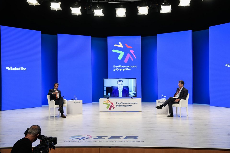 Ο Κυριάκος Μητσοτάκης με τον Αλμπερτ Μπουρλά και τον πρόεδρο του ΣΕΒ, Δημήτρη Παπαλεξόπουλο / Φωτογραφία: EUROKINISSI/ΜΙΧΑΛΗΣ ΚΑΡΑΓΙΑΝΝΗΣ