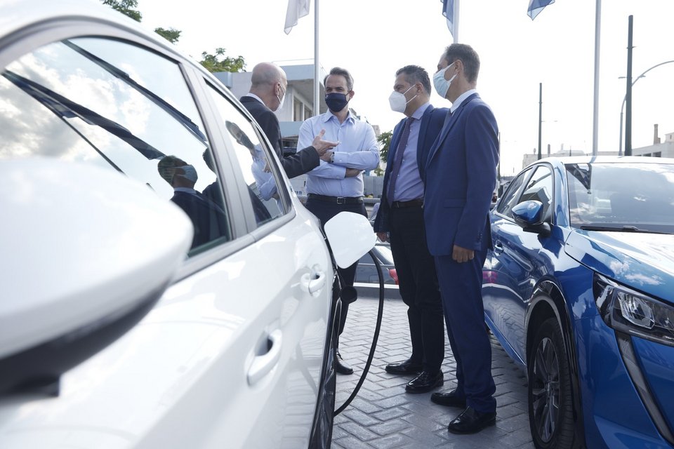 Ο Κυριάκος Μητσοτάκης φορτίζει το ηλεκτρικό αυτοκίνητο έξω από τα γραφεία της ΝΔ / Φωτογραφία: ΓτΠ/ΠΑΠΑΜΗΤΣΟΣ ΔΗΜΗΤΡΗΣ
