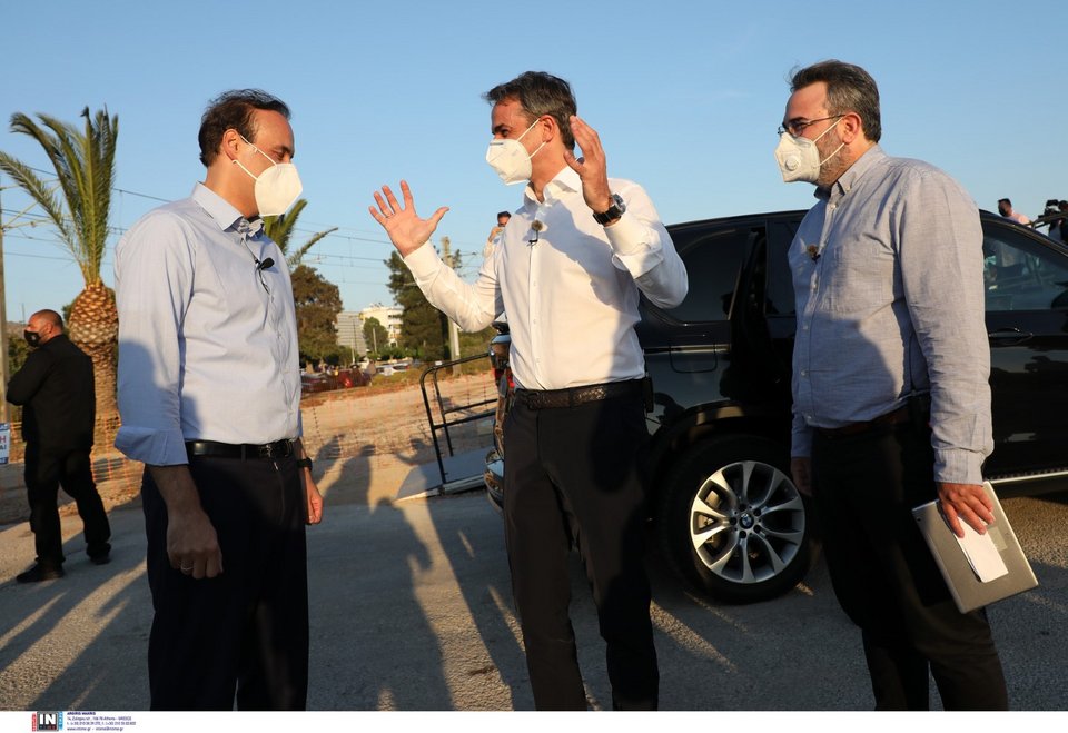 Ο Κυριάκος Μητσοτάκης μιλά με τον δήμαρχο Γλυφάδας Γιώργο Παπανικολάου και τον Ευθύμιο Μπακογιάννη, γενικό γραμματέα Χωρικού Σχεδιασμού / Φωτογραφία: Intimenews/ΣΤΕΦΑΝΟΥ ΣΤΕΛΙΟΣ
