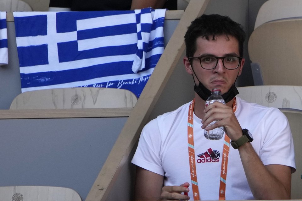Ο Κωνσταντίνος Μητσοτάκης στις κερκίδες του «Court Suzanne-Lenglen» στο Παρίσι, όπου γίνεται το Roland Garros, για τον ημιτελικό της Σάκκαρη -Φωτογραφία: AP Photo/Christophe Ena