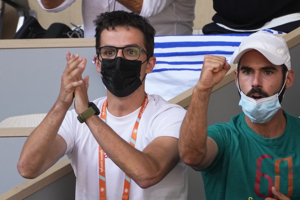 Ο Κωνσταντίνος Μητσοτάκης πανηγυρίζει μαζί με τον Γιάννη Στεργίου, hitting partner της Σάκκαρη / Φωτογραφία: AP Photo/Michel Euler