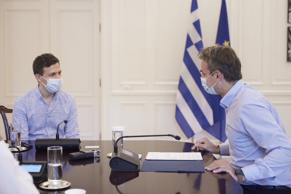 Ο πρωθυπουργός Κυριάκος Μητσοτάκης με τον ιδρυτή του Instashop Γ. Τσιώρη -Φωτογραφία: ΓτΠ/Δημήτρης Παπαμήτσος