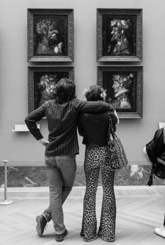 Tα ζευγάρια είναι αγαπημένο του θέμα . Εδ΄ πάλι στο μουσείο του Λούβρου / Instagram