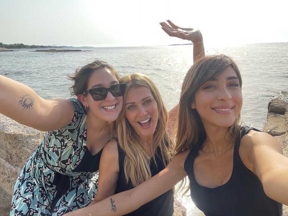 H Νατάσα Θεοδωρίδου με τις δυο κόρες της