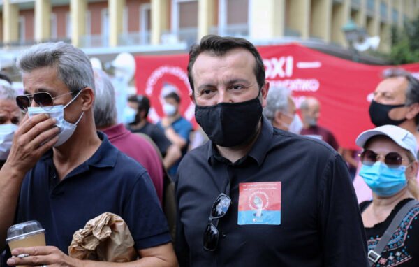 O βουλευτής του ΣΥΡΙΖΑ Νίκος Παππάς, στην πορεία για το εργασιακό νομοσχέδιο, ντυμένος στα μαύρα