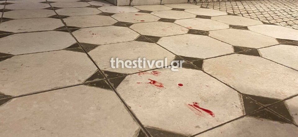 Aίματα και στο πάτωμα της καφετέριας/ Φωτογραφία: thestival