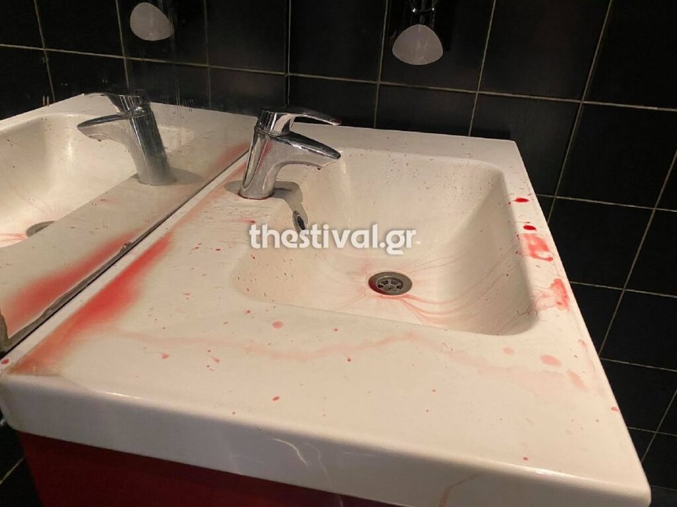 Γεμάτος αίματα νιπτήρα στην καφετέρια/ Φωτογραφία: thestival