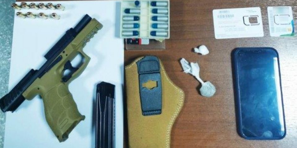 Το όπλο και τα φυσίγγια του 35χρονου που κατέσχεσαν οι αστυνομικοί-Φωτογραφία: ΕΛΑΣ