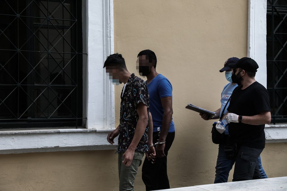 Στον ανακριτή οι δύο Πακιστανοί / Φωτογραφία: EUROKINISSI/ΒΑΣΙΛΗΣ ΡΕΜΠΑΠΗΣ