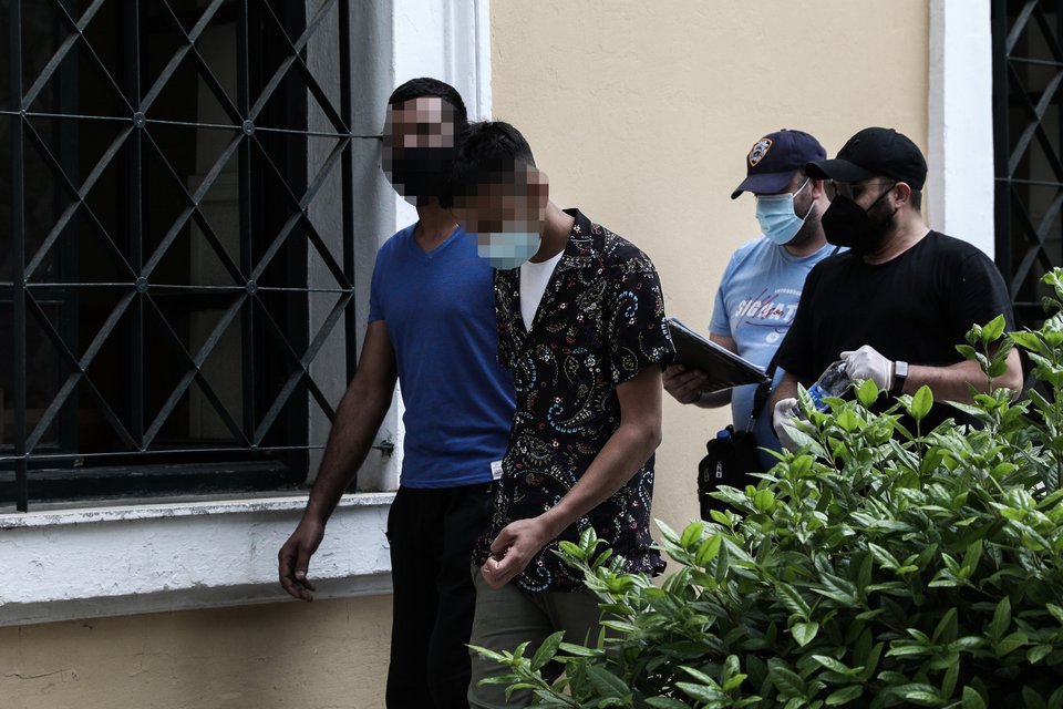 Στον ανακριτή οι δύο Πακιστανοί / Φωτογραφία: EUROKINISSI/ΒΑΣΙΛΗΣ ΡΕΜΠΑΠΗΣ