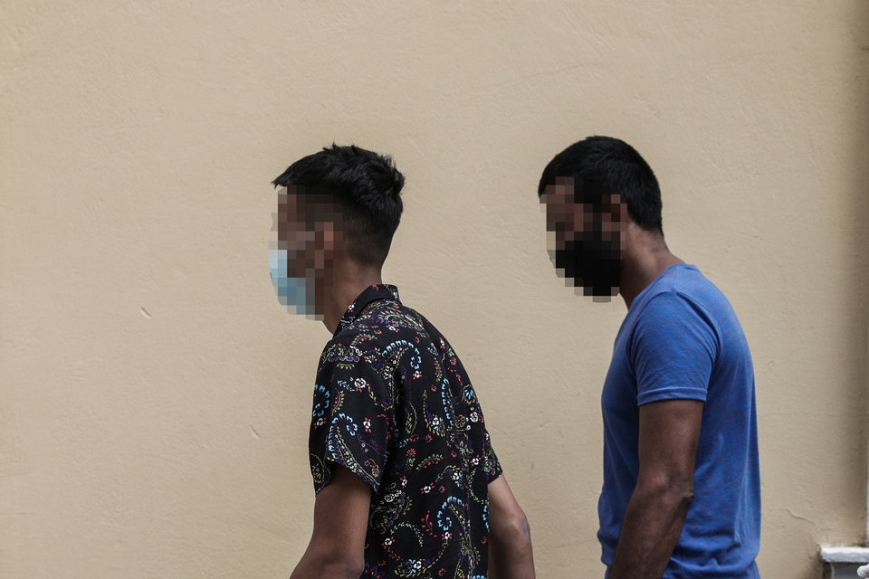 Στον ανακριτή οι δύο Πακιστανοί / Φωτογραφία: EUROKINISSI/ΒΑΣΙΛΗΣ ΡΕΜΠΑΠΗΣ