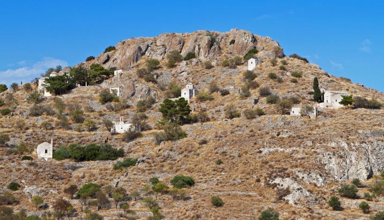 Η παράδοση θέλει τις εκκλησίες της Παλιαχώρας να είναι 365, όσες και οι μέρες του χρόνου. Ιστορικές μελέτες αναφέρουν ωστόσο ότι στην πραγματικότητα υπήρξαν γύρω στις 50. Σήμερα μπορούμε να επισκεφτούμε τις 33 που αντέχουν ακόμα στο χρόνο. Οι ναοί χρονολογούνται από τις αρχές του 12ου έως και τον 18ο αιώνα μ.Χ.