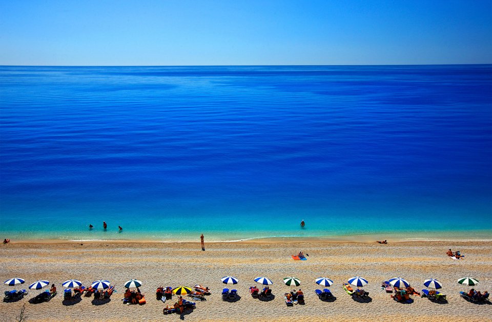 Η παραλία Εγκρεμνοί στη Λευκάδα