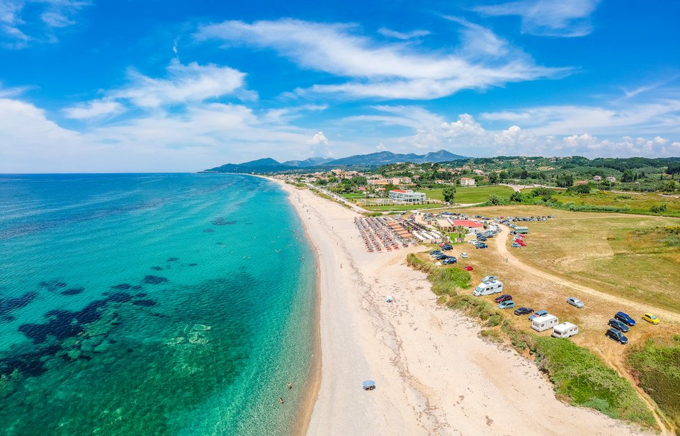 Δεύτερη κατά σειρά, μεταξύ των ελληνικών παραλιών, συναντάμε τo Μονολίθι στην Πρέβεζα