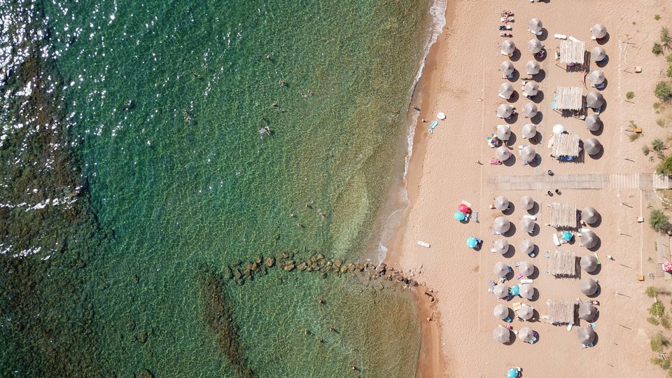 Η παραλία Χαλικούνας είναι μια από τις πιο δημοφιλείς στο νησί των Φαιάκων