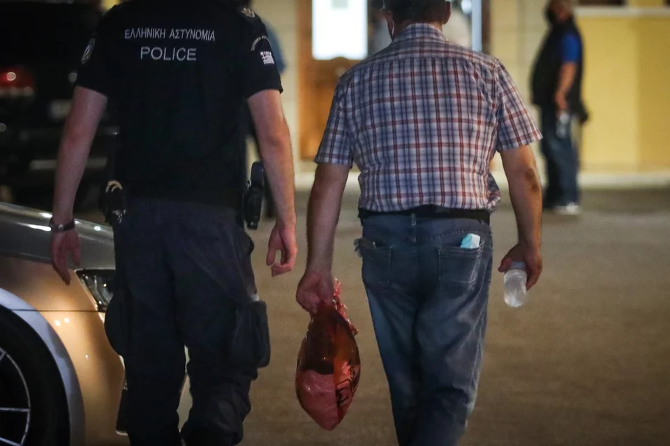 Ανδρες της ΕΛ.ΑΣ. μεταφέρουν στα εγκληματολογικά εργαστήρια ευρήματα από την επίθεση με βιτριόλι / Φωτογραφία: Eurokinissi