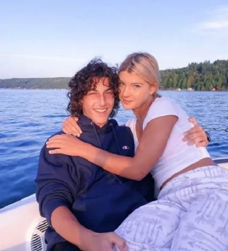 Η Φοίβη Γκέιτς με τον σύντροφο της 