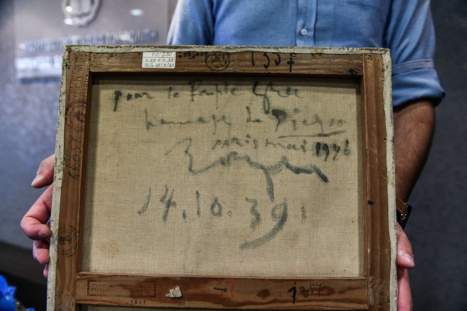 Η ιδιόχειρη αφιέρωση του Πικάσο στον ελληνικό λαό πίσω από το έργο του