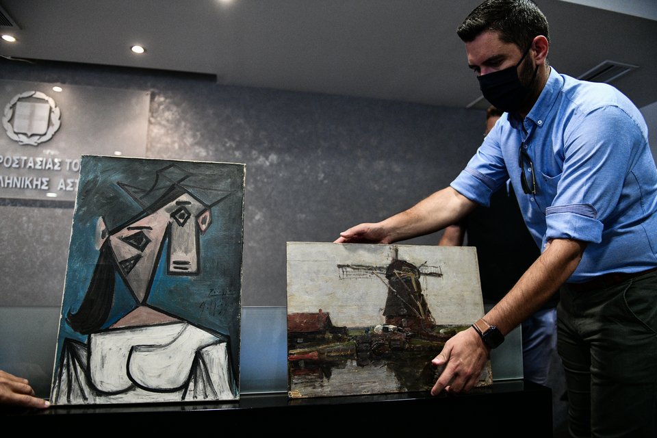 Και τα δύο έργα μαζί, λίγο πριν μεταφερθούν στα εργαστήρια συντήρησης της Εθνικής Πινακοθήκης / Eurokinissi/Τατιάνα Μπόλαρη