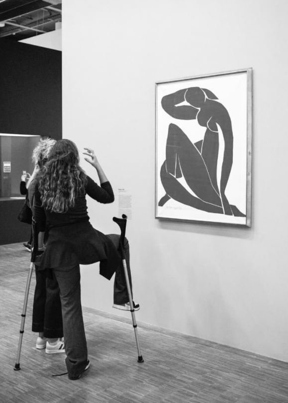 Mε κάθε τρόπο στο μουσείο. Εδώ μπροστά σε ένα έργο του Ματίς, στο Μουσείο του Λούβρου