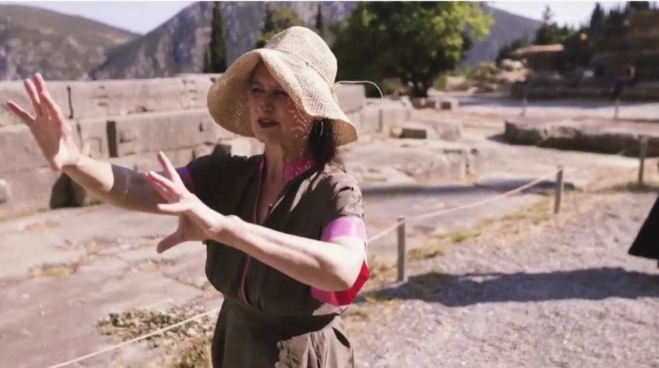 Η Σάσα Βαλτς δίνει οδηγίες στους χορευτές της