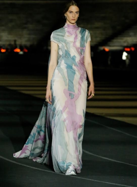 Θεές της ελληνικής μυθολογίας ζωγραφισμένες από την Χριστιάννα Σούλου πάνω στο ύφασμα. /DIOR