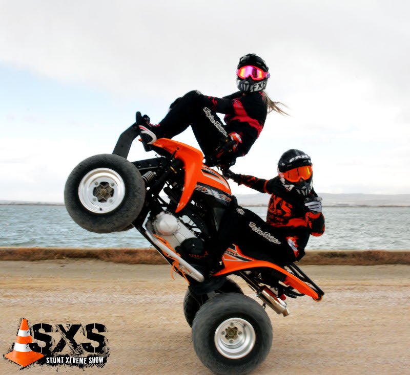 Κατεβαίνουν με μοτοσυκλέτα από σκάλες, συμμετέχουν σε καταδιώξεις, τρακαρίσματα, αναφλέξεις ανθρώπινου σώματος με ειδικό εξοπλισμό, οδηγούν αυτοκίνητα στις δύο ρόδες 