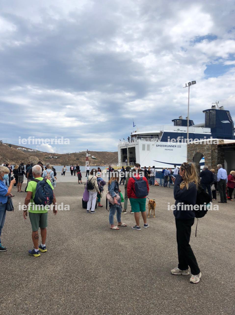 Το SPEEDRUNNER 3 δεμένο στο λιμάνι της Σερίφου