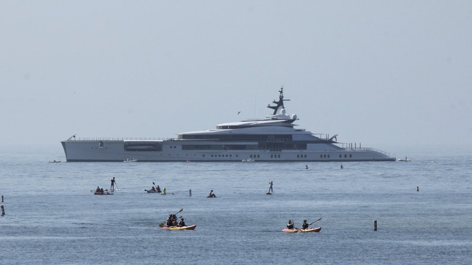 Superyacht στις ακτές της Καλιφόρνιας
