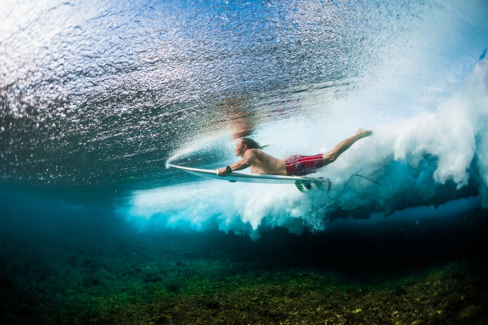 άνδρας κάνει surfing