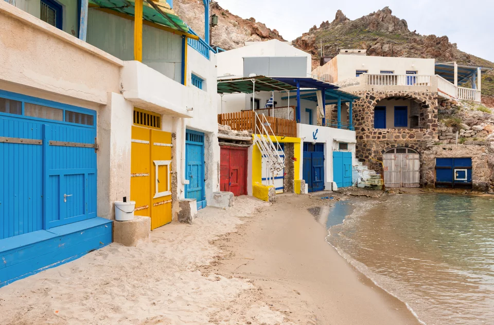 Tα πολύχρωμα σύρματα ακριβώς μπροστά στη θάλασσα στον Φυροπόταμο της Μήλου/Φωτογραφία: Shutterstock