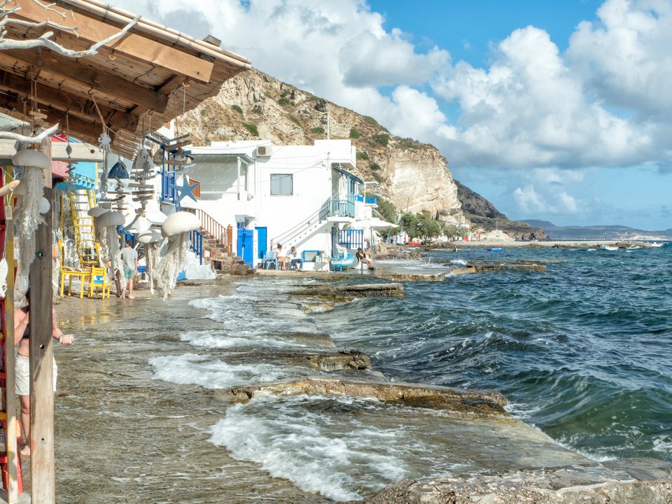 Τα σύρματα βρίσκονται κυριολεκτικά μια ανάσα από τη θάλασσα/Φωτογραφία: Shutterstock