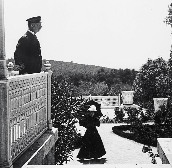 Ο Γεώργιος ο Α' και η Ολγα φωτογραφημένοι από την Αλεξάνδρα της Ουαλλίας το 1899 / Από το βιβλίο «Το χρονικό του Τατοΐου», του Κώστα Μ. Σταματόπουλου, εκδόσεις Καπόν