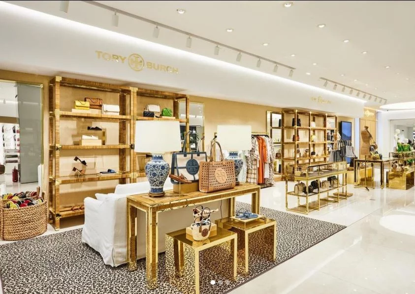 H χαρακτηριστική εικόνα της Τory Burch