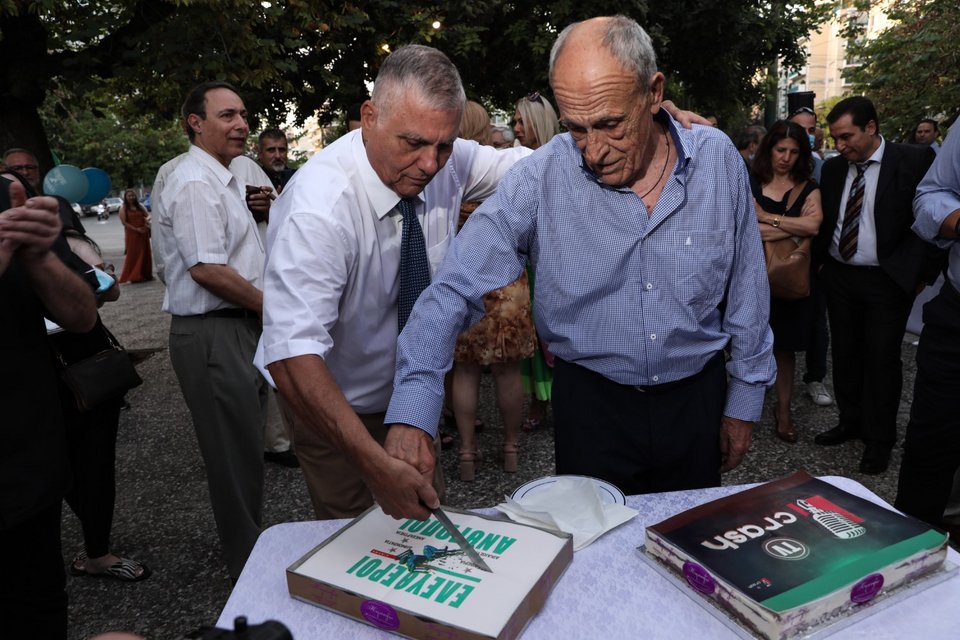 Γιώργος Τράγκας και Γιάννης Δημαράς κόβουν την τούρτα του νέου κόμματος / Φωτογραφία: George Vitsaras / SOOC
