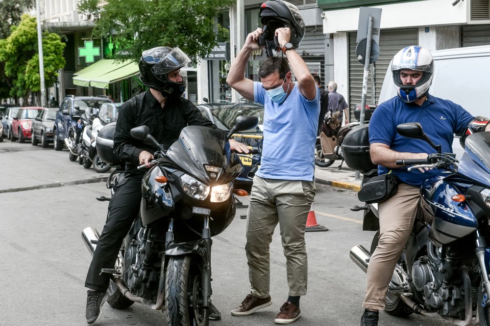 Ο πρόεδρος του ΣΥΡΙΖΑ έφτασε στο κέντρο με μηχανή / Φωτογραφία: EUROKINISSI / ΜΙΧΑΛΗΣ ΚΑΡΑΓΙΑΝΝΗΣ