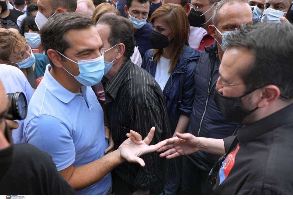«Τι γίνεται;», η κίνηση του χεριού του κ. Τσίπρα δείχνει σαν να μην έχουν συναντηθεί πρόσφατα