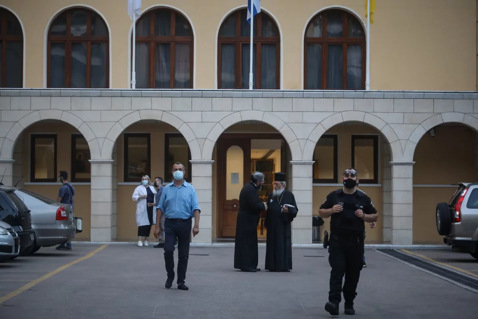 Σοκαρισμένοι στη Μονή Πετράκη μετά την επίθεση ιερέα κατά μητροπολιτών με βιτριόλι / Φωτογραφία: ΣΩΤΗΡΗΣ ΔΗΜΗΤΡΟΠΟΥΛΟΣ/EUROKINISSI