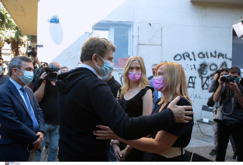Ο Μιχ. Χρυσοχοΐδης συνομιλεί με συγγενείς του αρχιφύλακα Ν. Σάββα