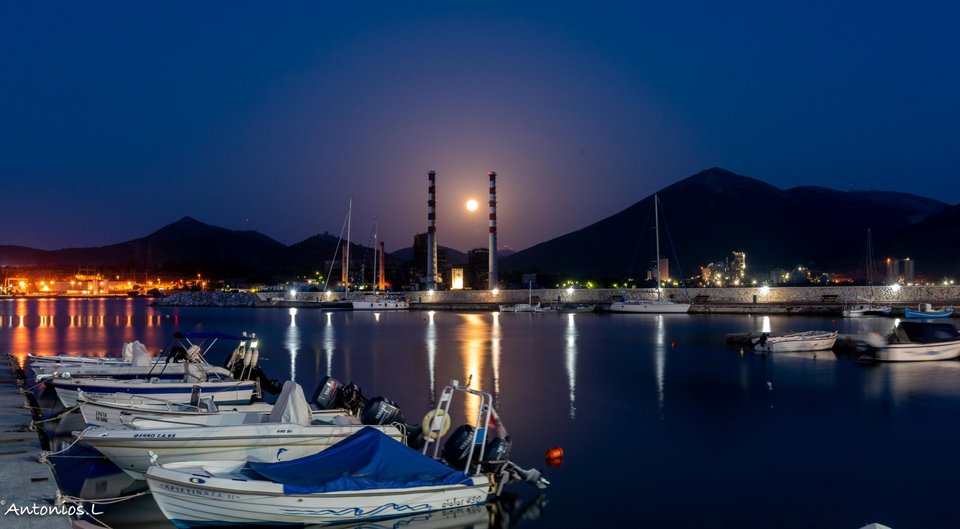 Η υπέρλαμπρη πανσέληνος της Φράουλας πάνω από το Αλιβέρι Ευβοίας / Φωτογραφία: Eurokinissi