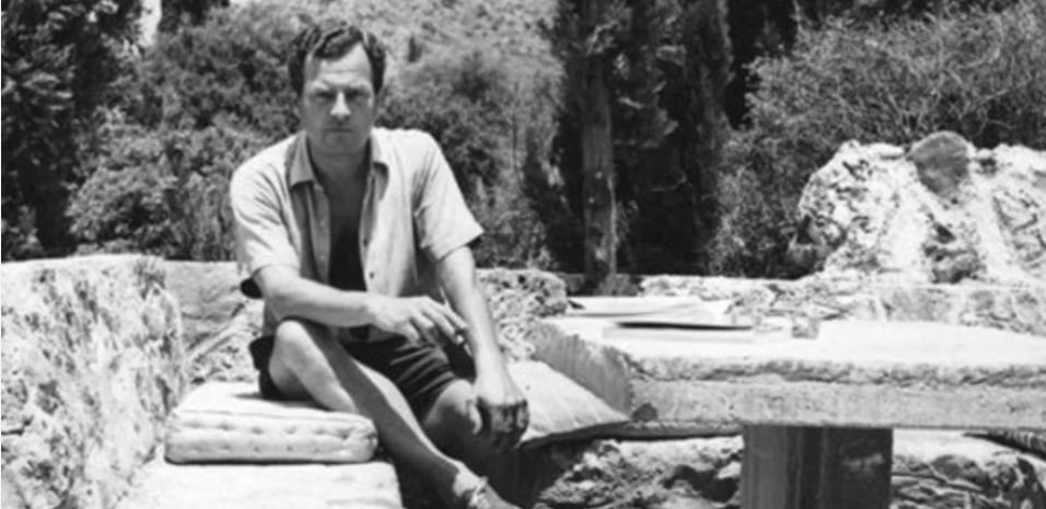 Ο Πάστρικ Λι Φέρμορ στον κήπο του σπιτιού του λίγο έξω από την Καρδαμύλη