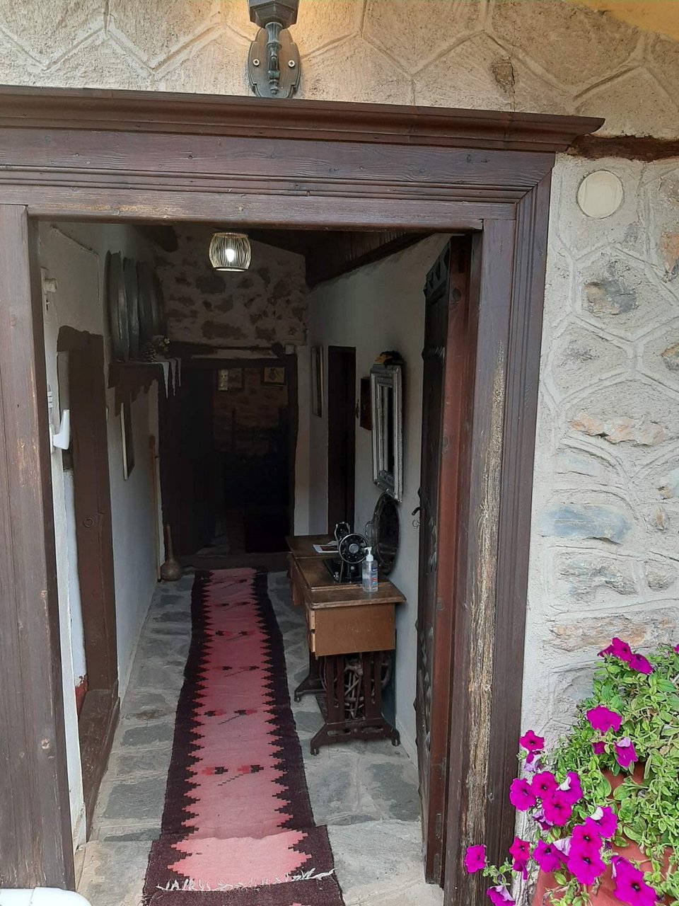 Η εισοδος στο κελάρι