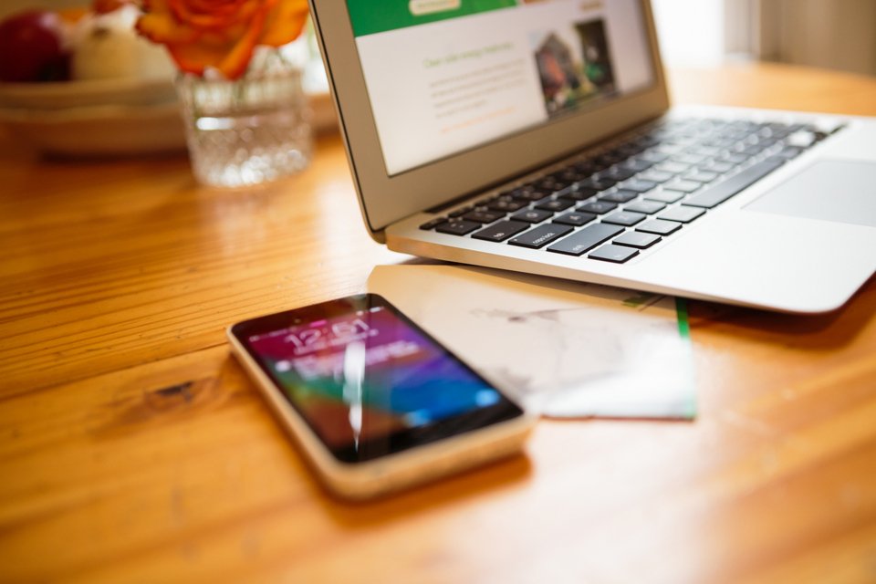 smartphone και laptop
