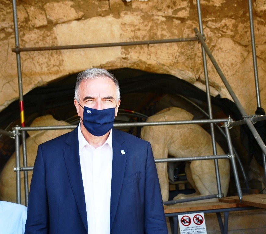 «Ξέρουμε, όμως, ότι οι αρχαιολογικές εργασίες απαιτούν χρόνο. Η Κυβέρνηση Μητσοτάκη στηρίζει την επιστημονική ομάδα που λειτουργεί μεθοδικά ώστε να φθάσει στην ολοκλήρωση των εργασιών» τόνισε από την Αμφίπολη ο Σταύρος Καλαφάτης 