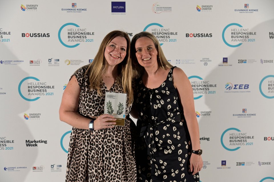 Από αριστερά προς τα δεξιά: H Άντζελα Σαπουνάκη, Sustainable Retail Associate ΑΒ Βασιλόπουλος και η Χρυσούλα Αρχοντάκη, Sustainable Retail Associate ΑΒ Βασιλόπουλος με το βραβείο Ομάδα CSR της Χρονιάς