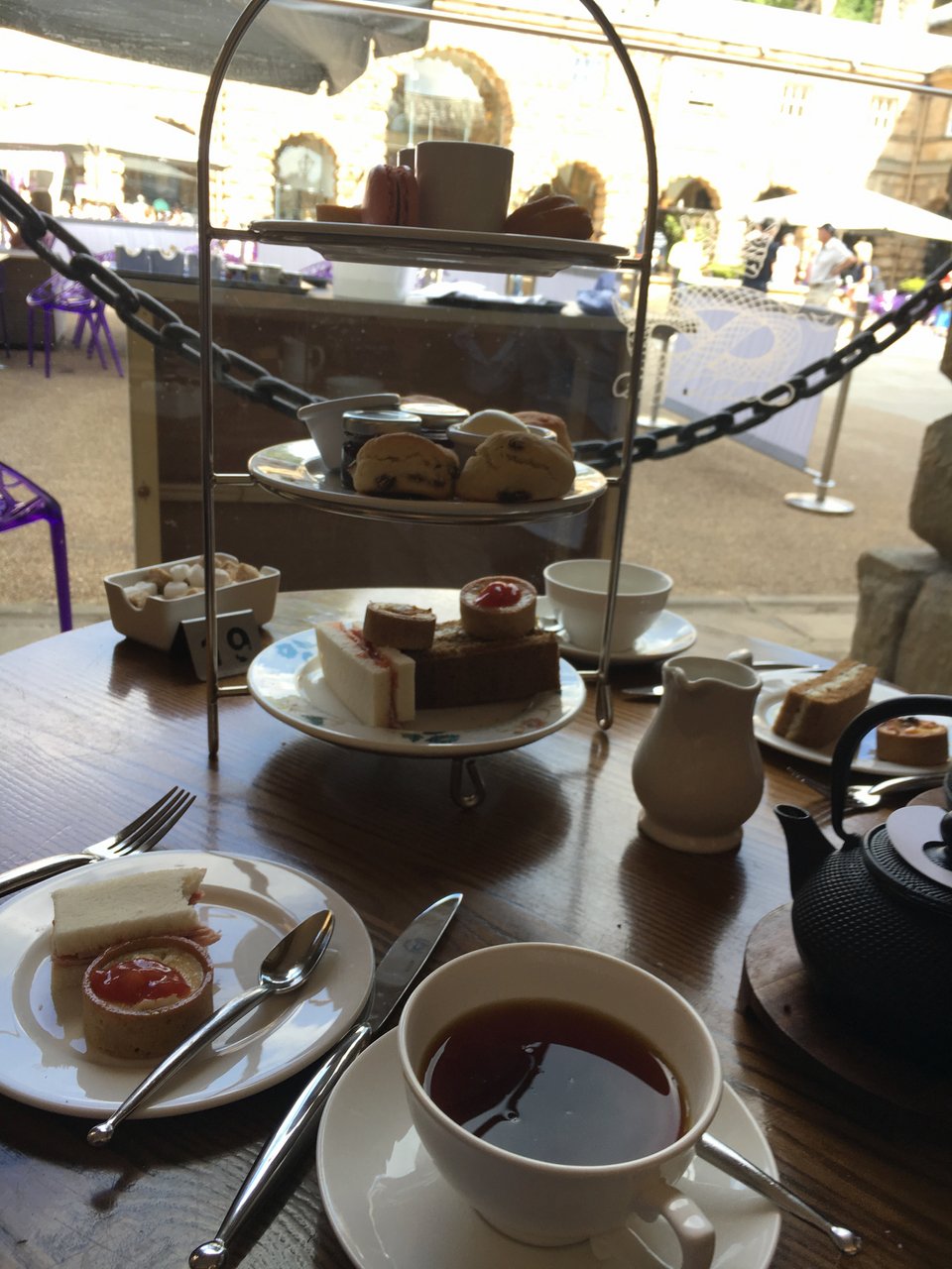Scones και τσάι στο καφέ του κτήματος