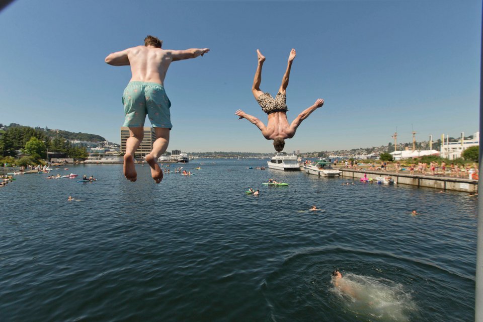 Βουτιές στο Lake Union Park του Σιάτλ εν μέσω του πρωτοφανούς καύσωνα στις βορειοδυτικές ΗΠΑ