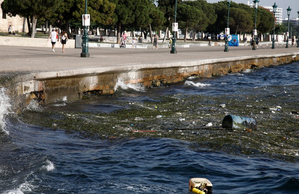 Απογοητευτικές εικόνες μόλυνσης στο Θερμαϊκό