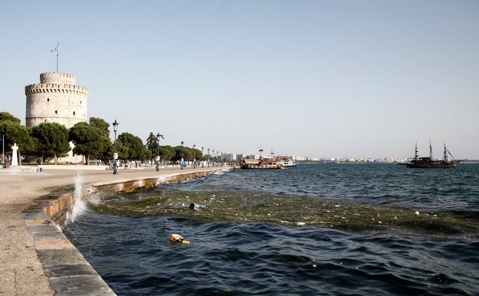 Γέμισε σκουπίδια η θάλασσα μπροστά από το Λευκό Πύργο -Φωτογραφία: Intimenews/ΜΩΥΣΙΑΔΗΣ ΓΙΑΝΝΗΣ